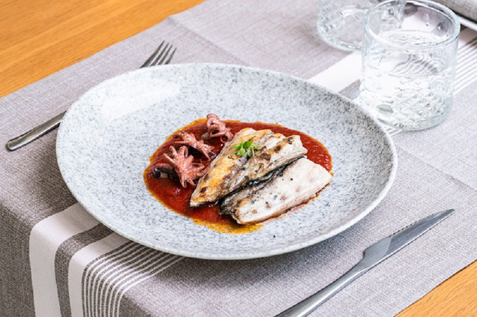 Lomo de corvina a la plancha con tomatada marinera y rape, La Descarada