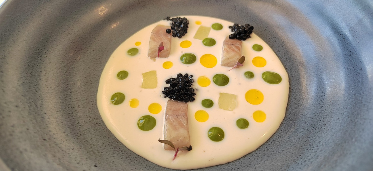 Ajo blanco, anguila y albahaca