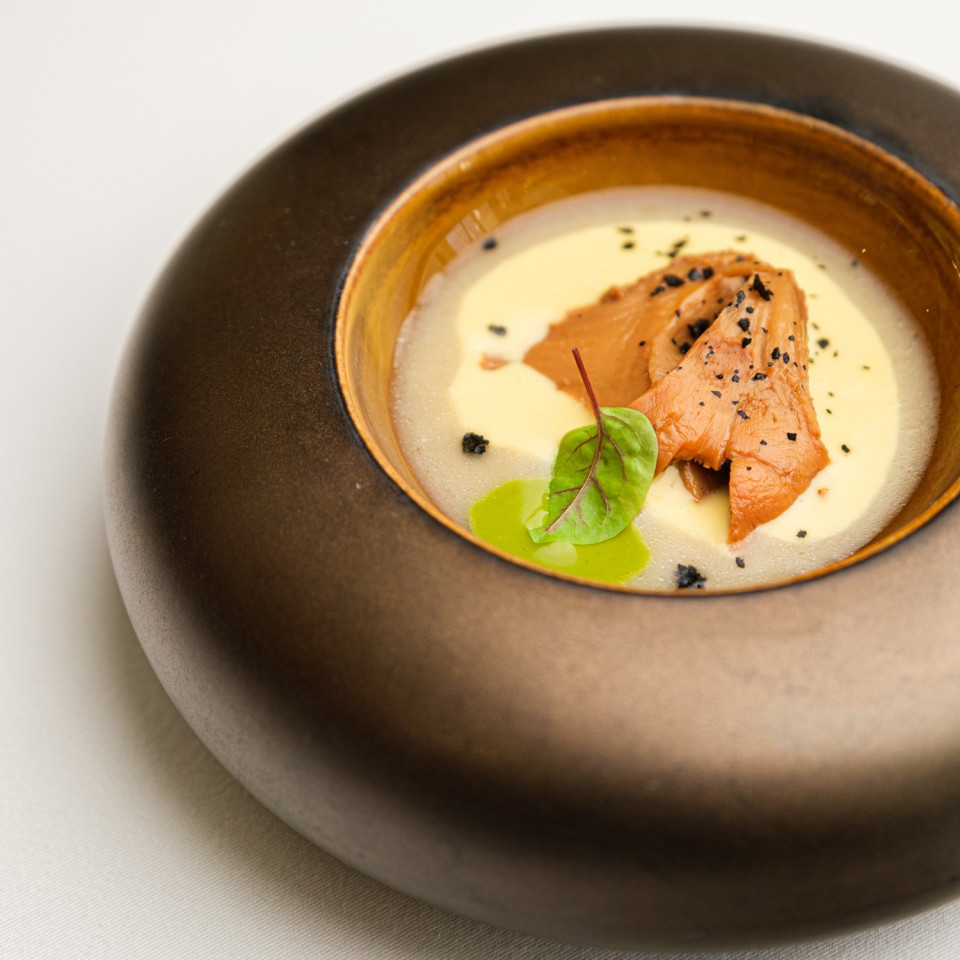 Escabeche de mandarina, velouté de cecina y níscalo encurtido