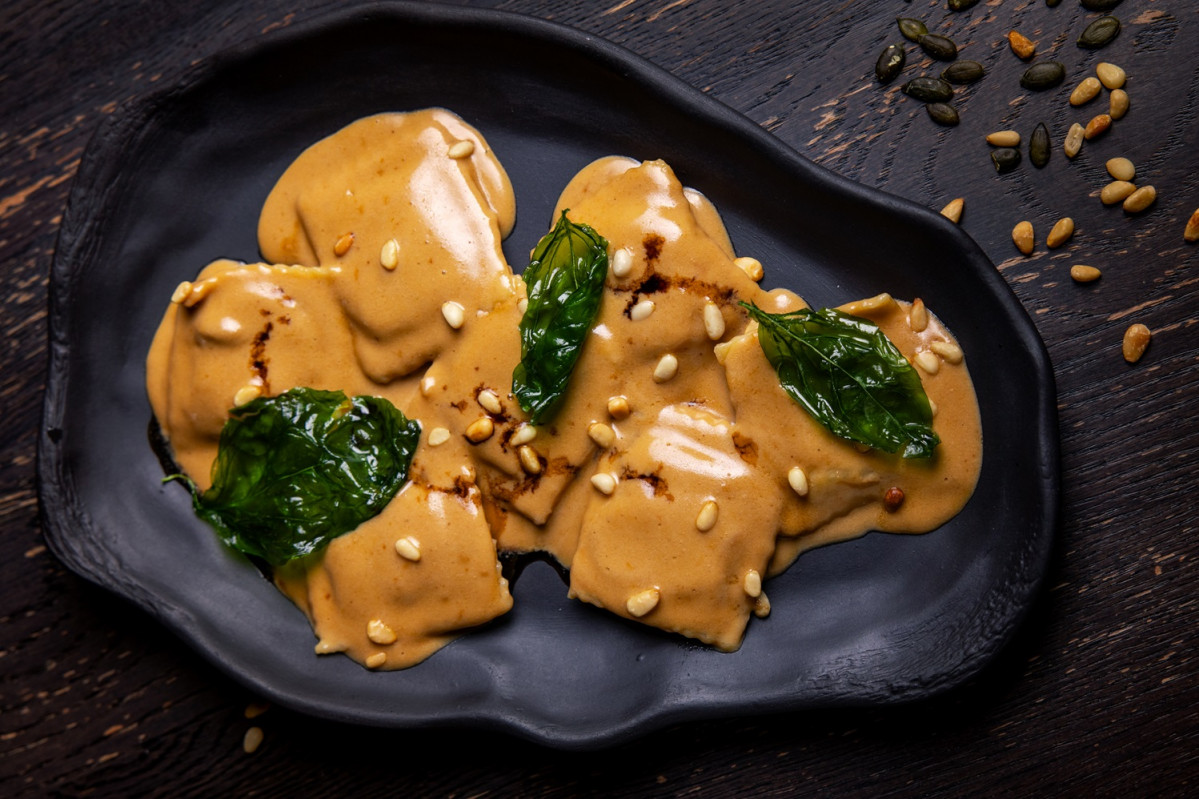 CALUANA Ravioli relleno de pato, con salsa de foie y piu00f1ones