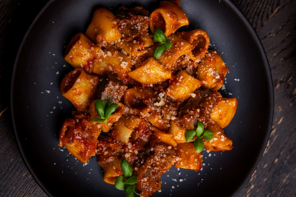 CALUANA Rigatoni con ragú de ternera