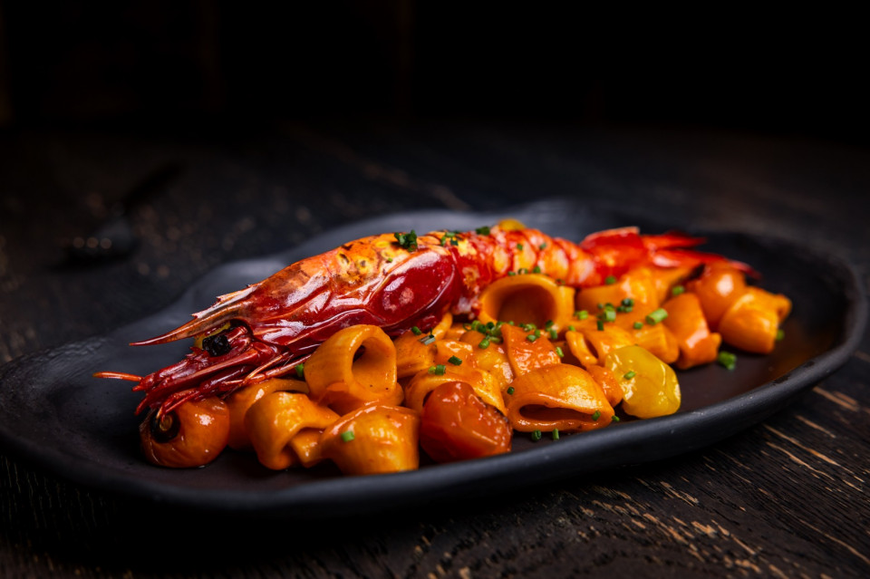 CALUANA Calamaretti con carabinero a la brasa, salsa ameriana y tomates cherry