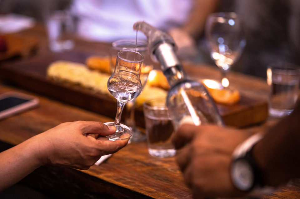 Sirviendo el Pisco en la mesa