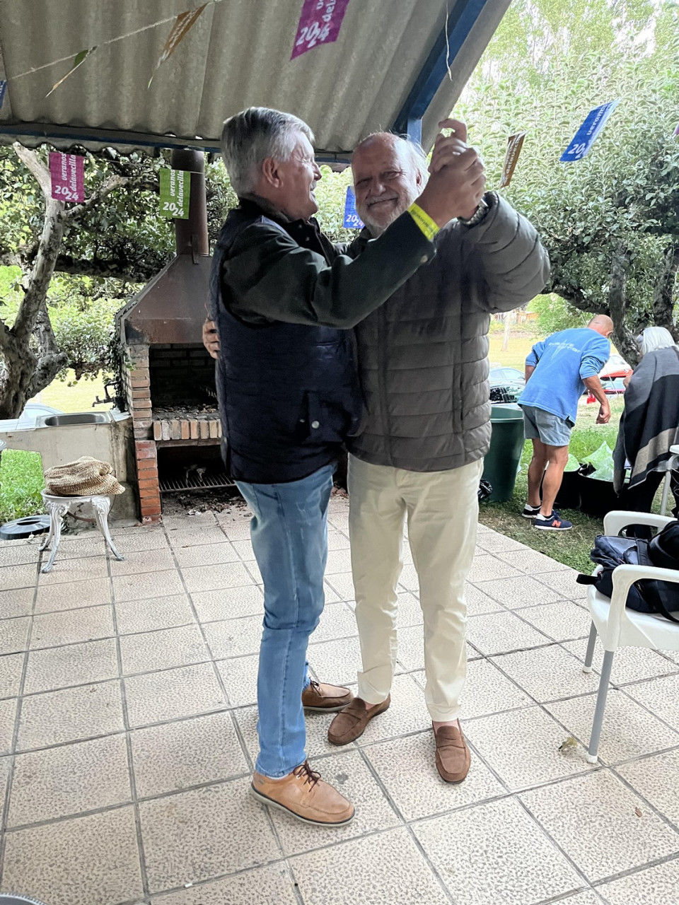 Baile amistoso fin de fiesta