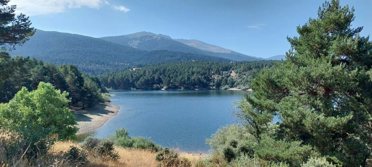 Embalse de Puente Alta con la sierra de La Mujer Muerta al fondo