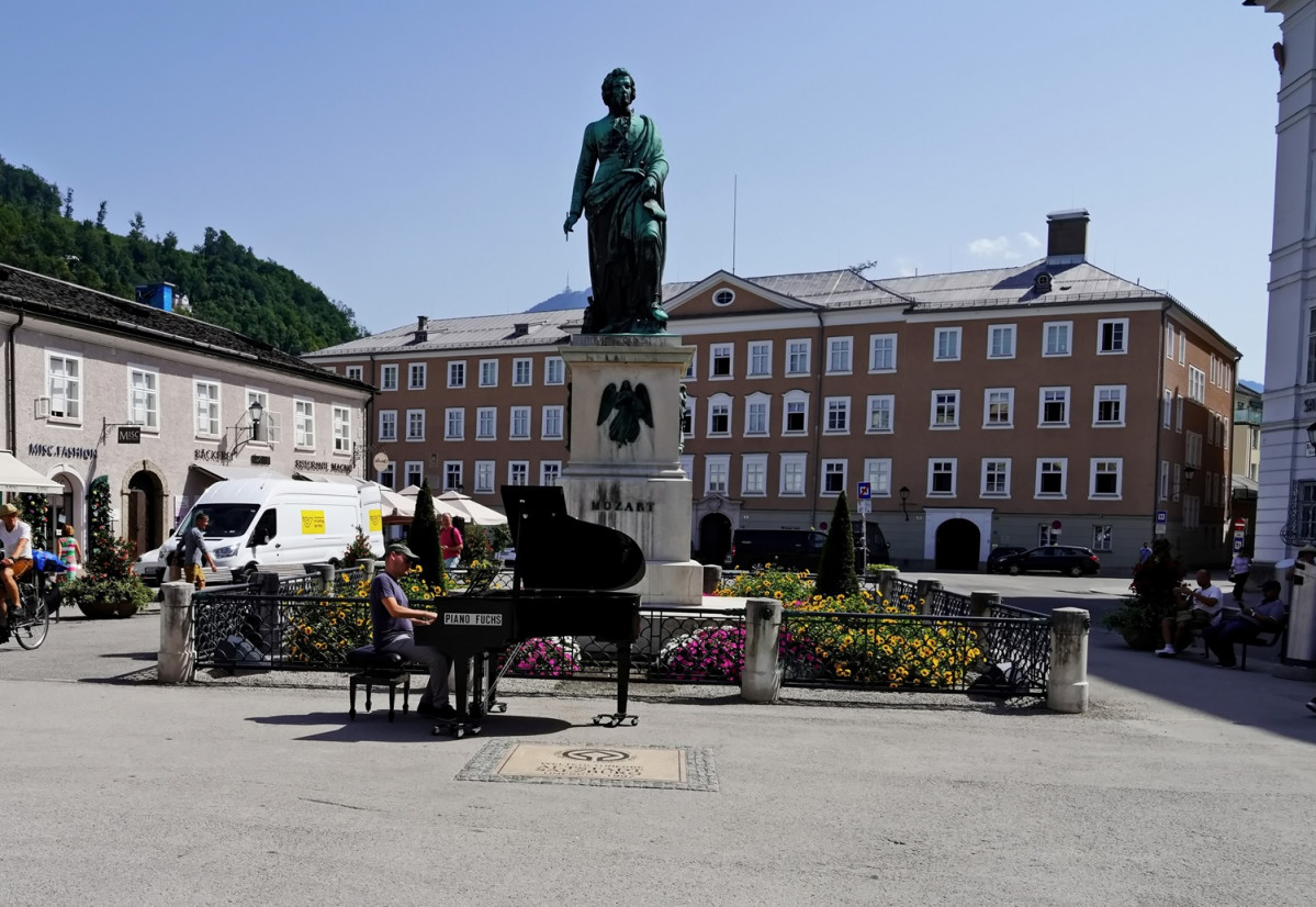 Mozartplatz, 24