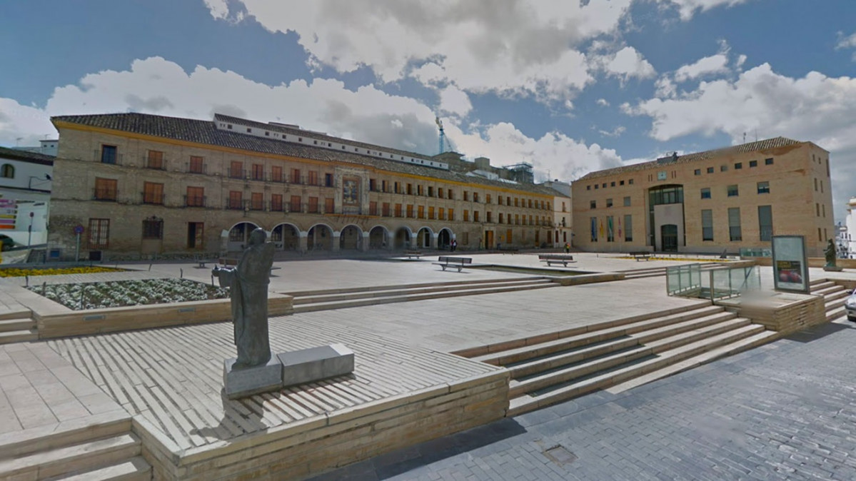 Plaza de la Constituciu00f3n de Baena, con el Ayuntamiento al fondo.
