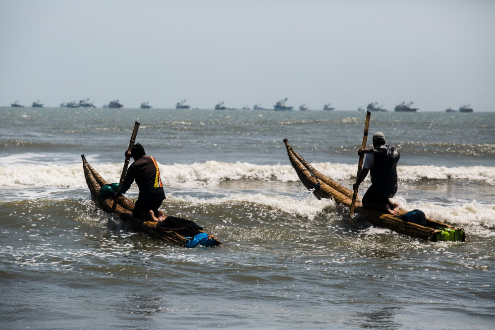Pescadores, en Botes de totora