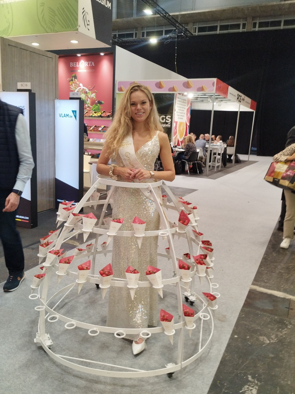 Ofreciendo tomates de un stand de manera curiosa