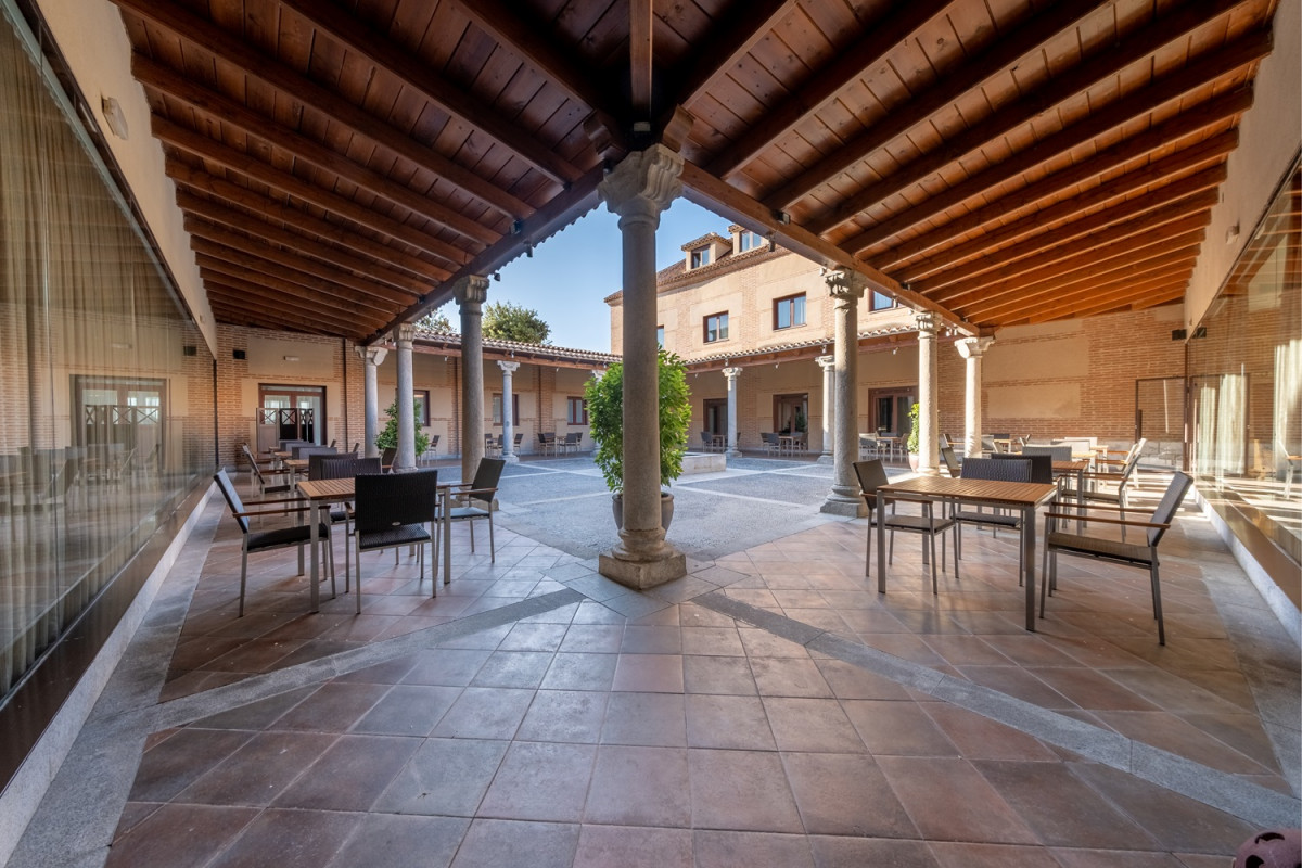 Terraza patio porticado castilla termal olmedo
