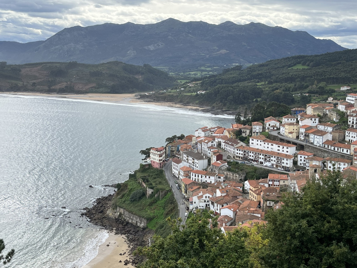 Lastres con el Sueve al fondo