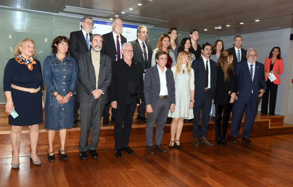 PREMIADOS YPRESIDENTES DE LAS ASOCIACIONES CON LOS DOS ALCALDES