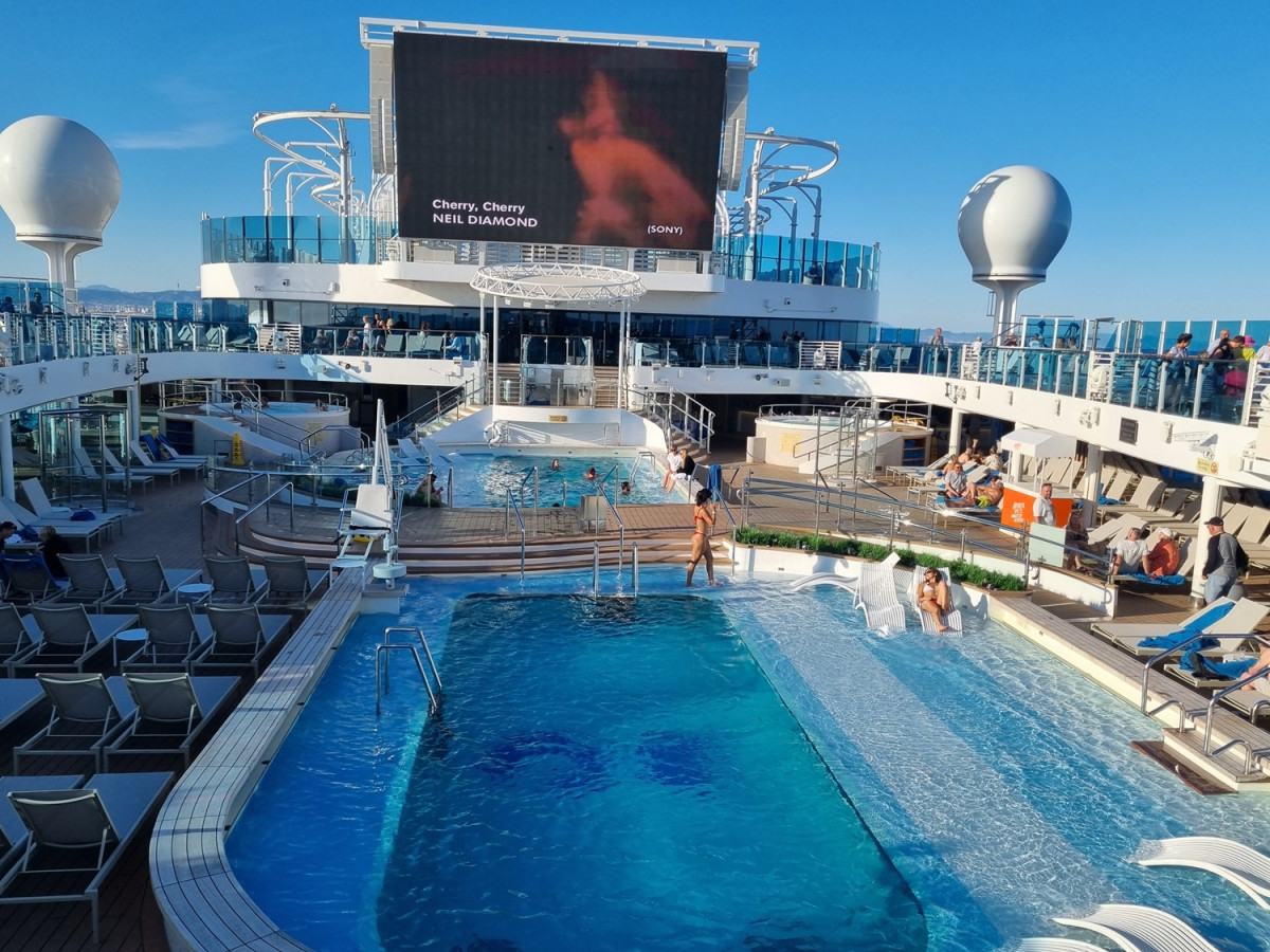 CINE Y MUSICA DESDE LA PISCINA