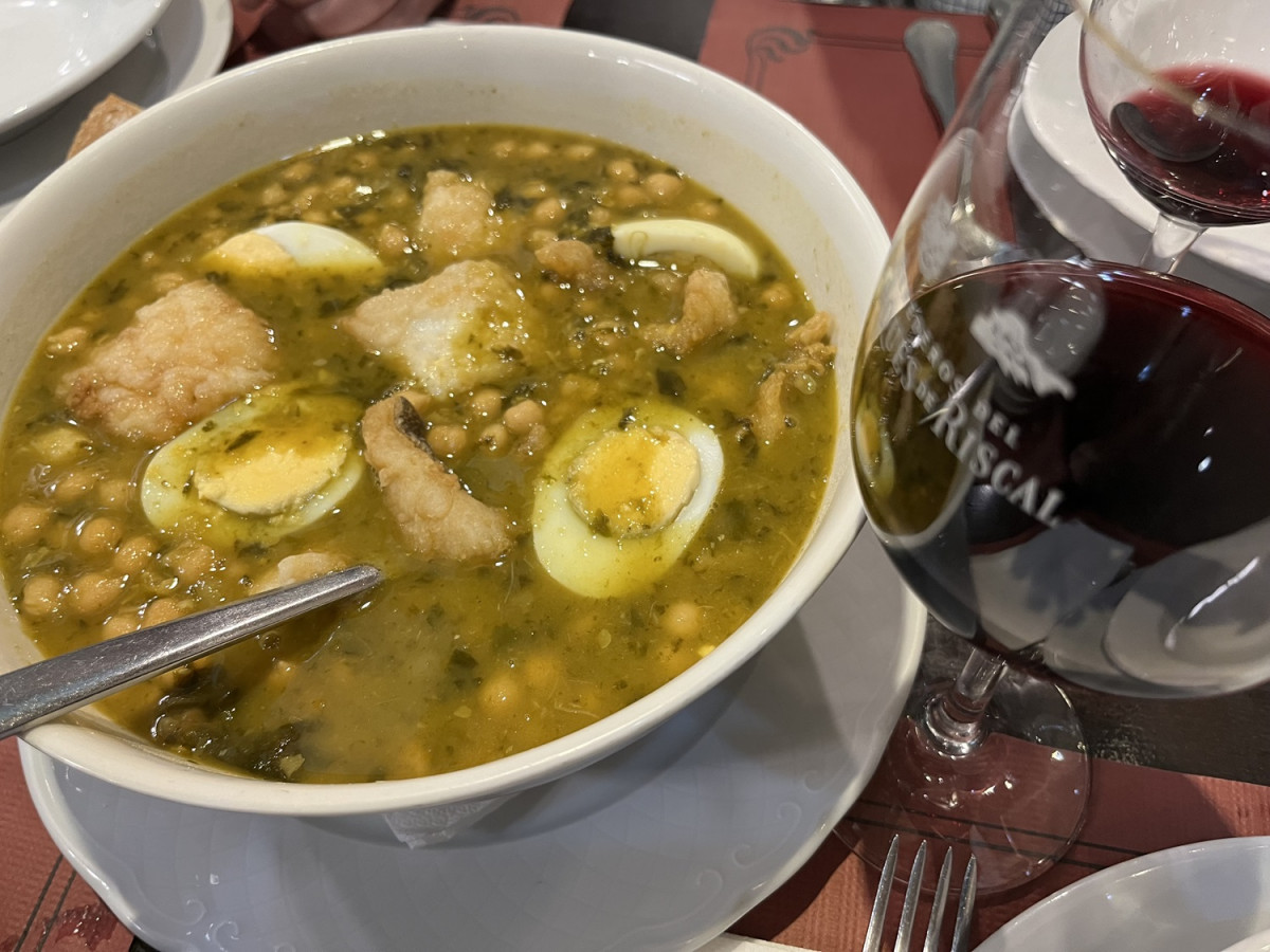 Garbanzos con bacalao y espinacas