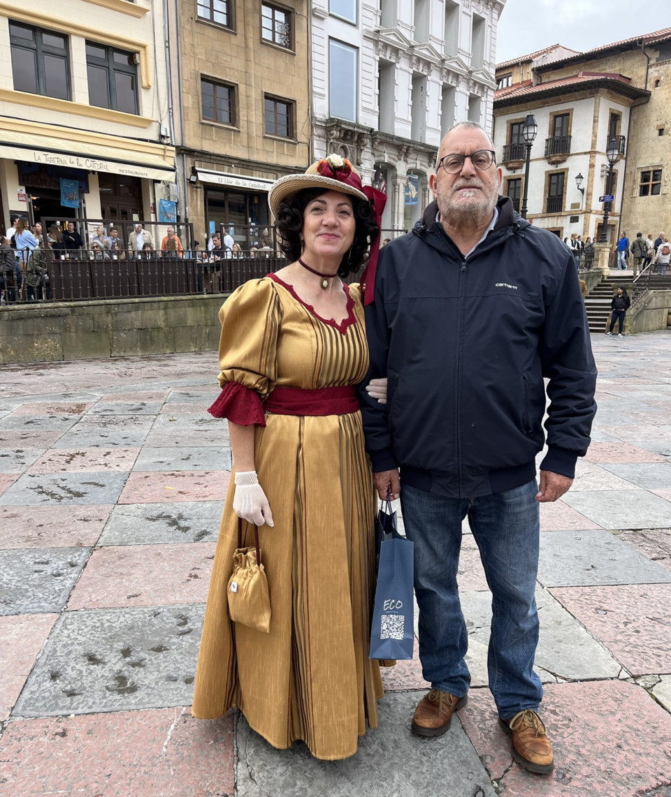 El autor del reportaje con una figurante de época