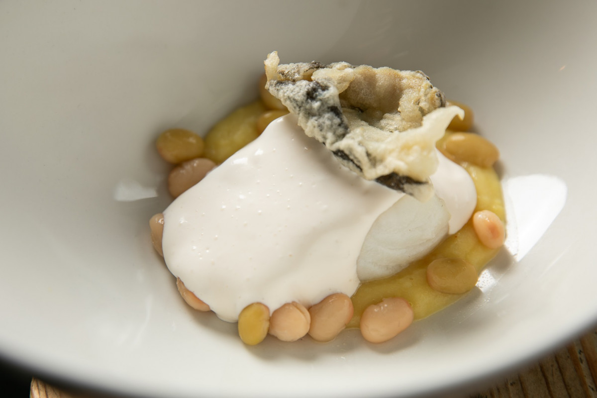Bacalao al pilpil blanco, parmentier y salteado de pochas verdiblancas