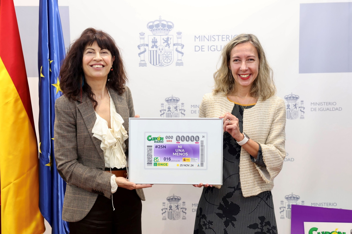 Ana Redondo y Patricia Sanz sostienen una lu00e1mina enmarcada con este cupu00f3n