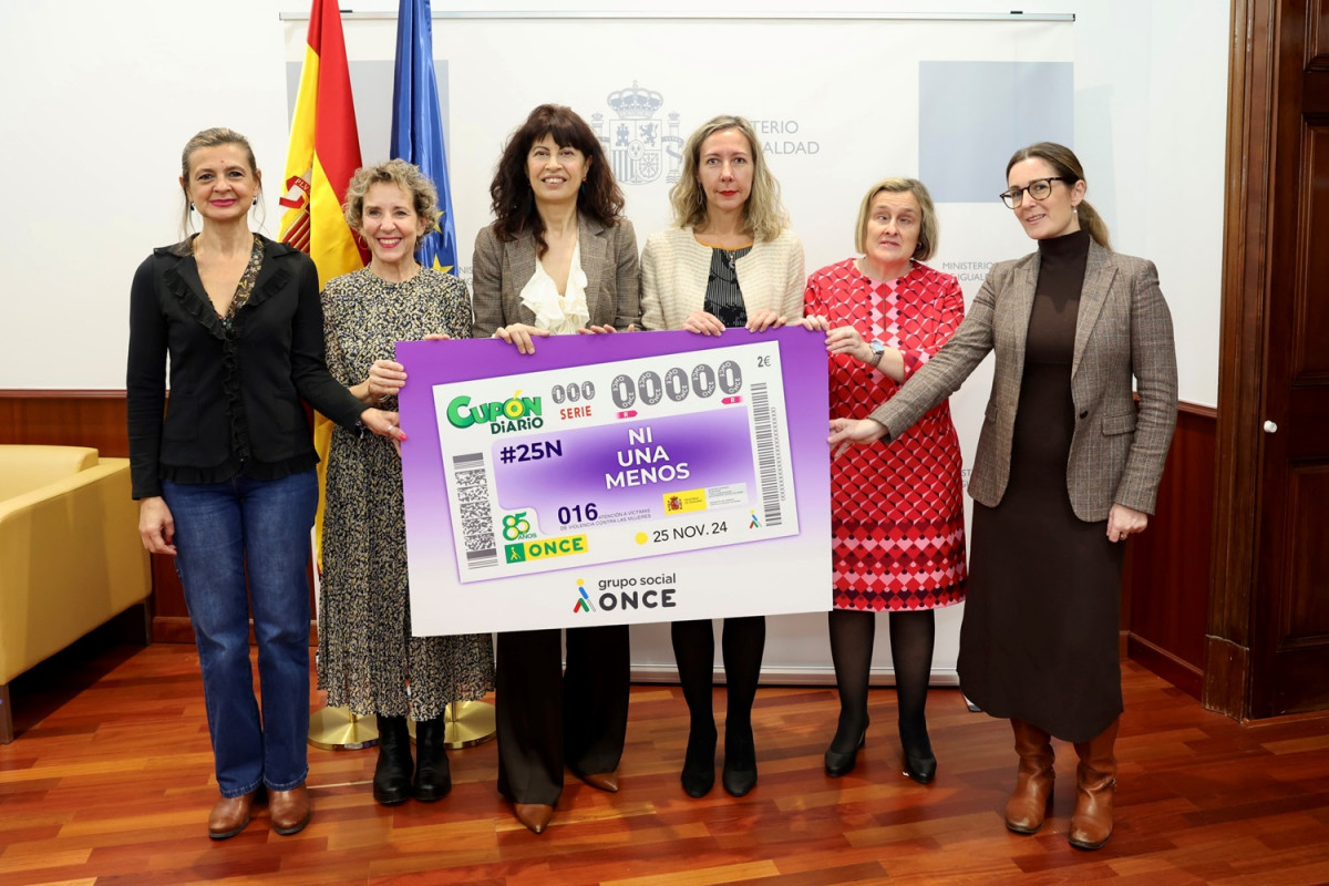 Foto de familia de la presentaciu00f3n del cupu00f3n dedicado al Du00eda Internacional para la Eliminaciu00f3n de la Violencia contra la Mujer