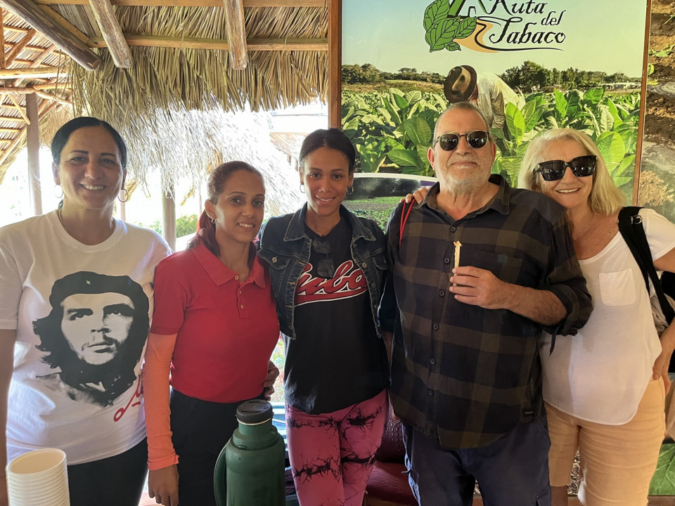El autor del reportaje Carlos Cuesta con gentes de Viñales