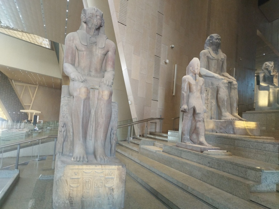 Estatuas de reyes y dioses en la escalinata