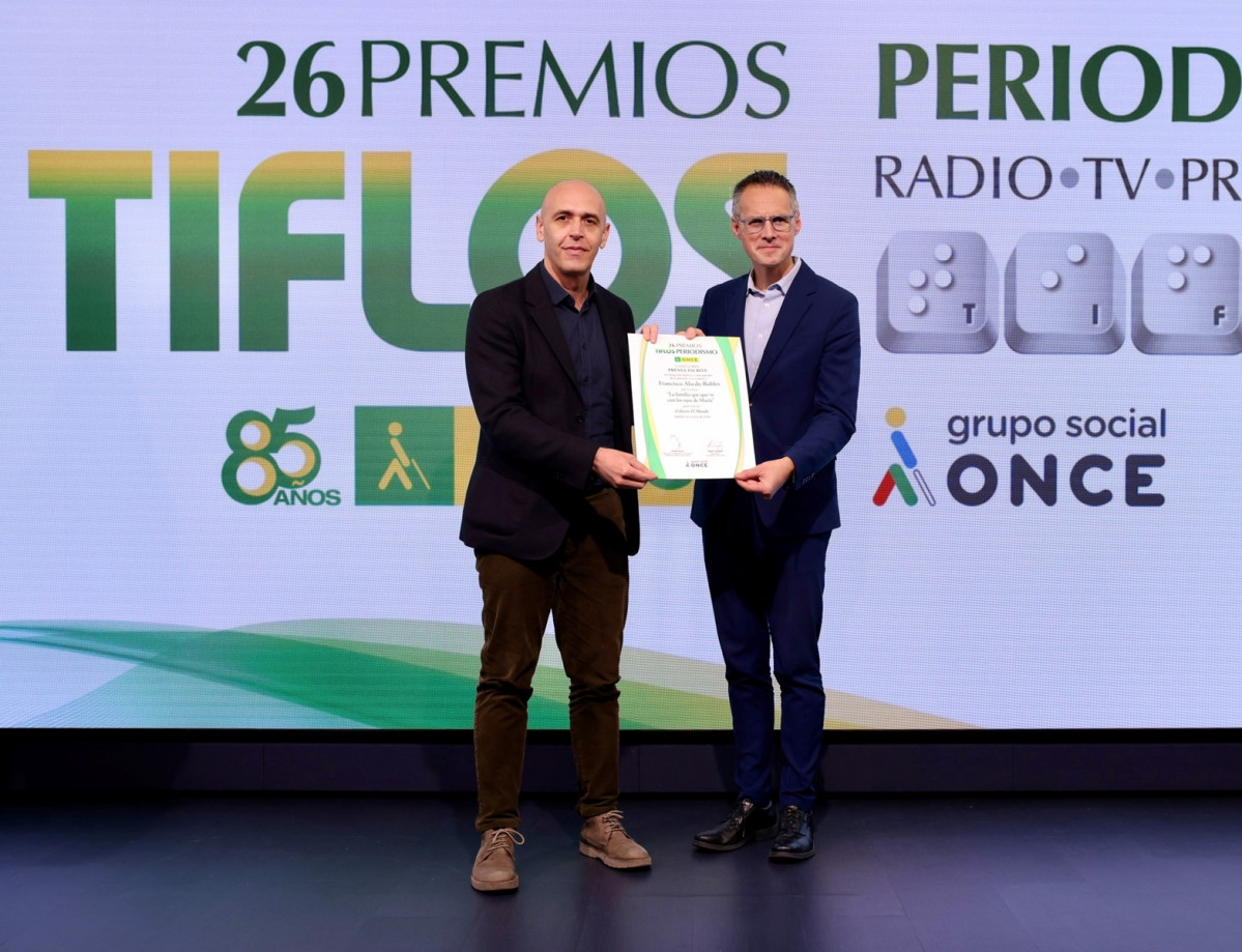 Francisco Alsedo recibe el diploma de ganador de Tiflos Prensa Escrita, de manos de Fernando Riau00f1o