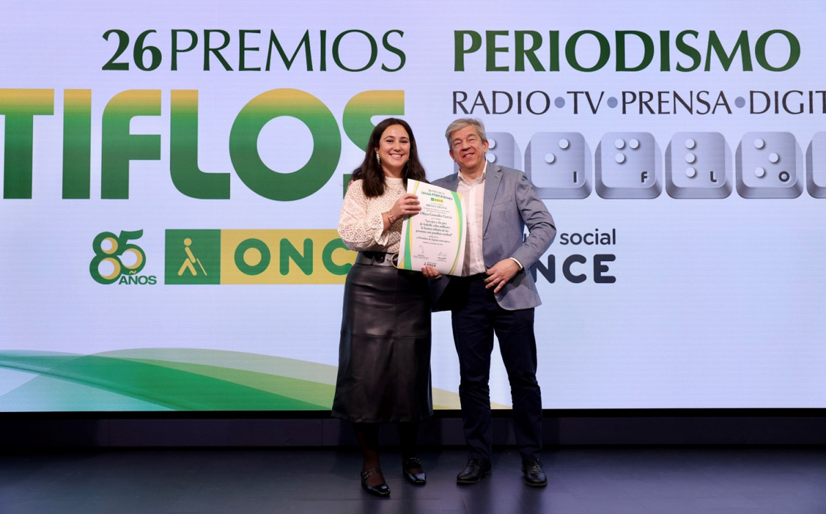 Olaya Gonzu00e1lez, recibe el diploma de ganadora en la categoru00eda de Prensa Digital