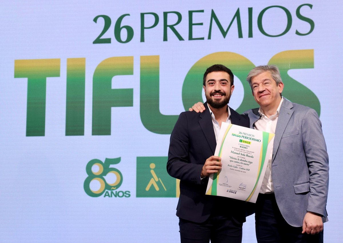 Manuel Sola, ganador del Tiflos de Radio, que le entrega Antonio Mayor