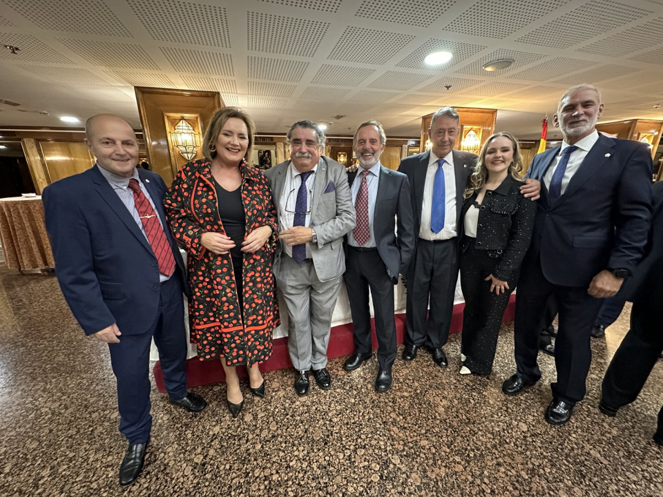Manolo Seixas acompañado de un grupo de amigos