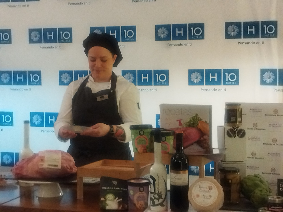 La chef Mercedes Toledo presenta el menú junto a las piezas de ternera gallega.