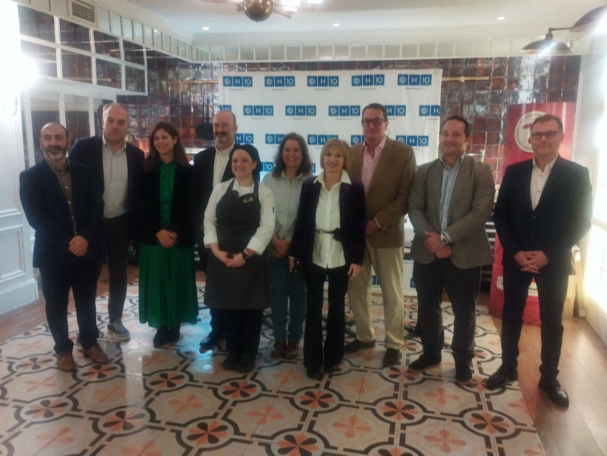 Grupo de representantes de productos y del hotel junto a Pilar Carrizosa.