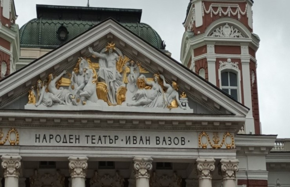 Teatro Nacional, detalle del frontón con un relieve de Apolo