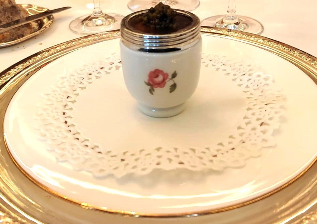 Bu00facaro Don Pu00edo, consomu00e9 Gelu00e9e, salmu00f3n ahumado, huevo de codorniz y caviar