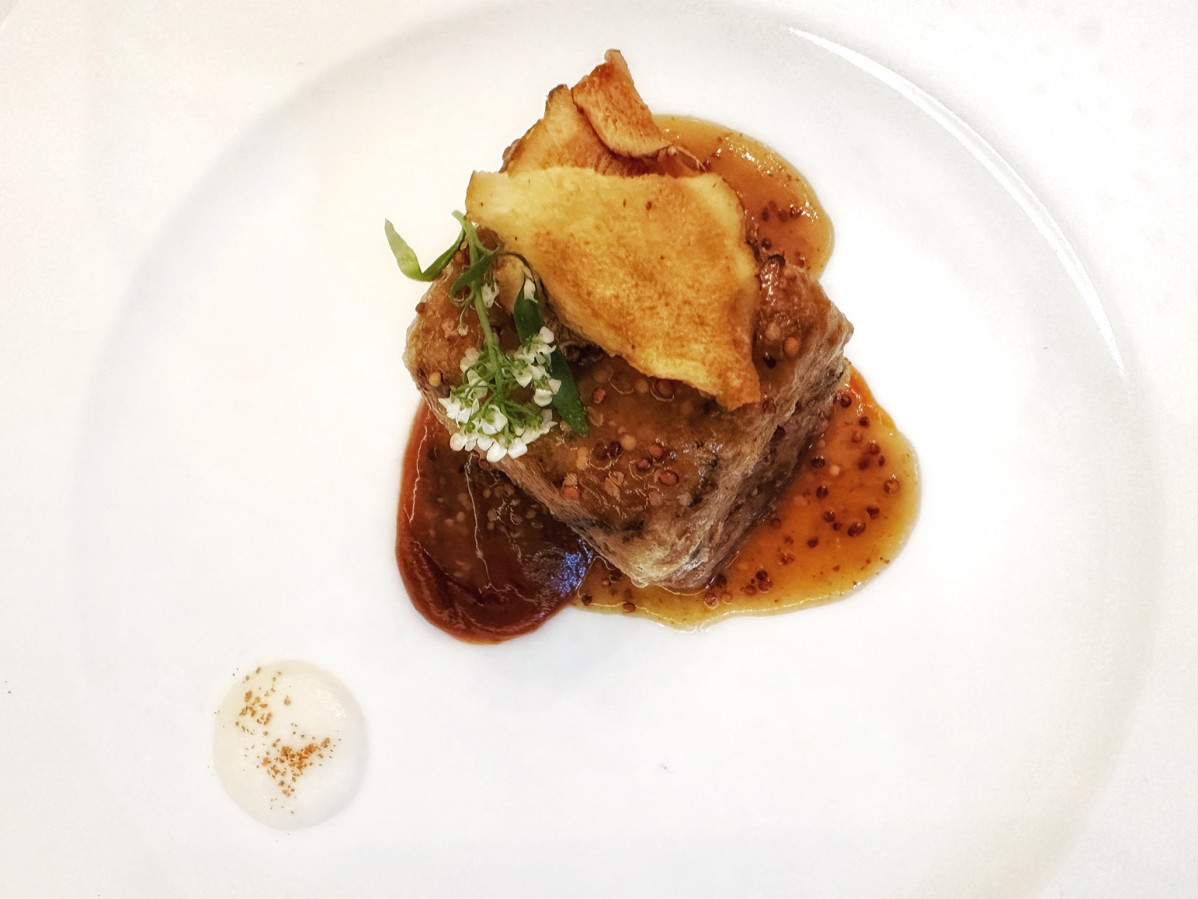 Manitas de cerdo rellenas de cordero, salsa vizcaiu0301na y cordero IZQ,