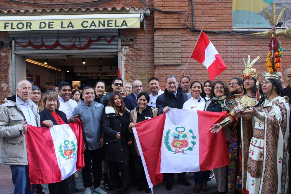 Foto de Familia del Embajador y los Chefs de Perú, en Madrid