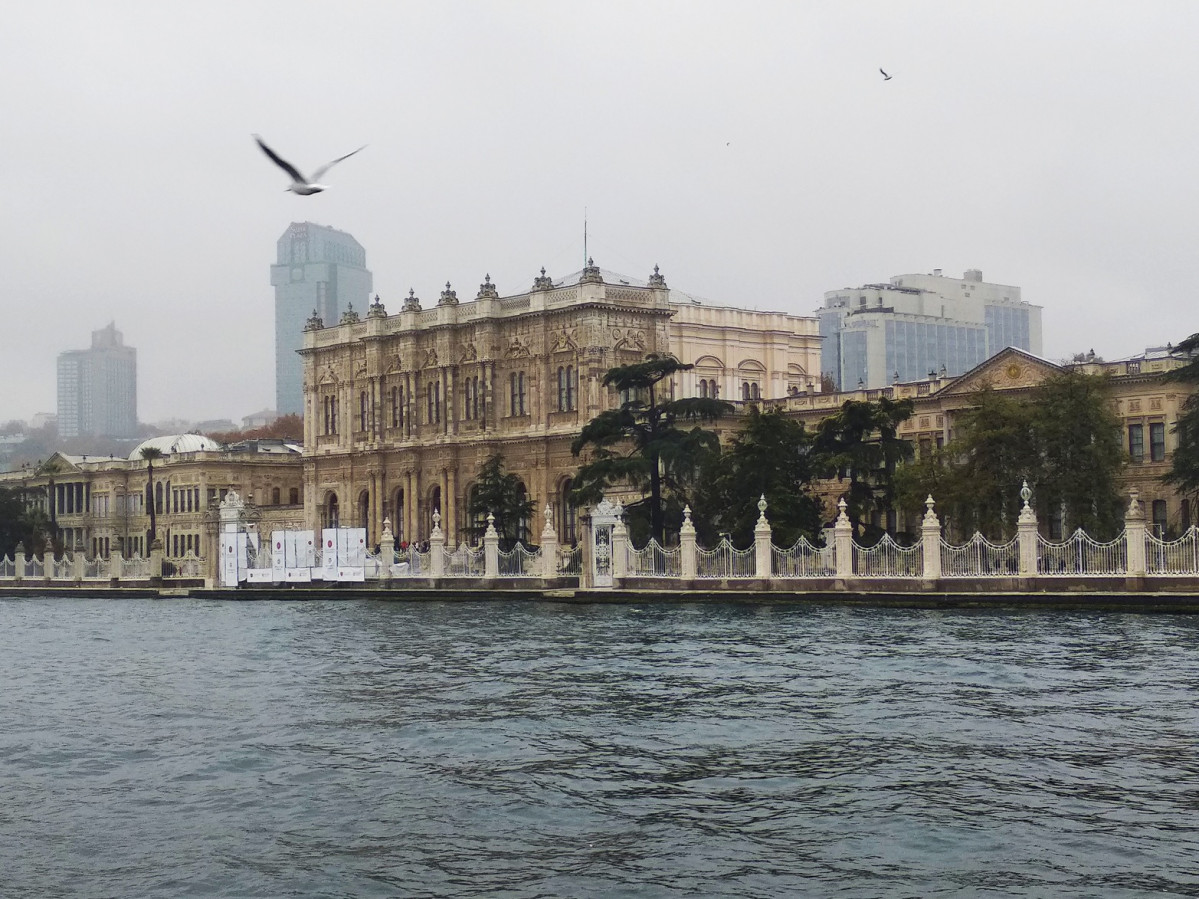 Palacio de Dolmabahce en Estambul, Turquu00eda (vista desde el estrecho del Bu00f3sforo), M.F. Gonzu00e1lez