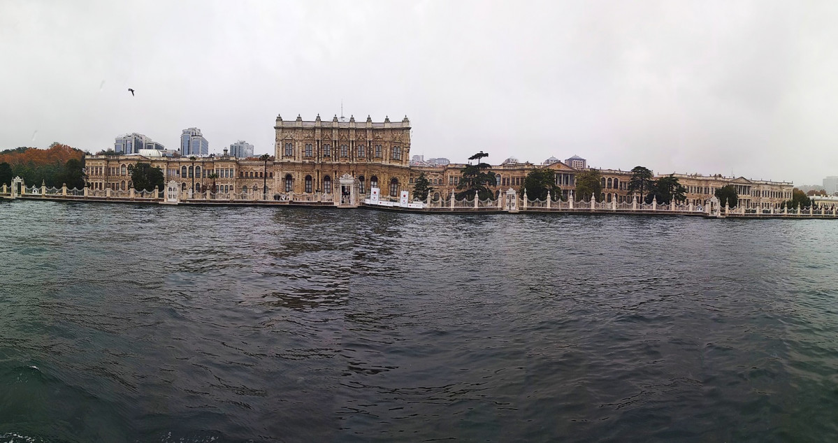 Istambul, Panoru00e1mica Palacio de Dolmabahce en Estambul, Turquu00eda (vista desde el estrecho del Bu00f3sforo), M.F. Gonzu00e1lez