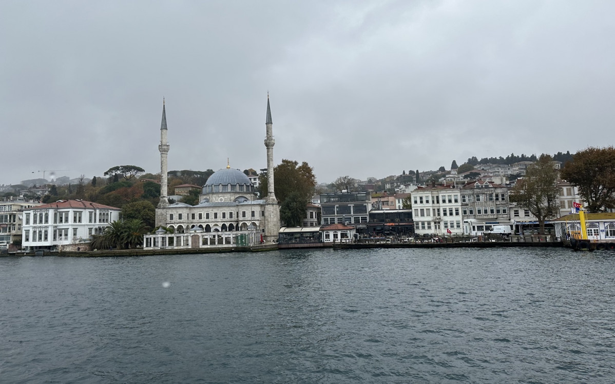 Estambul, Mezquita Beylerbeyi en el lado del estrecho del Bu00f3sforo  y barrio de Beu015fiktau015f