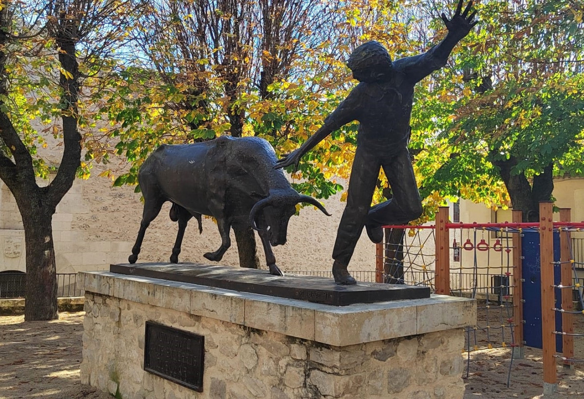 Escultura dedicada a Los Encierros de Cuu00e9llar