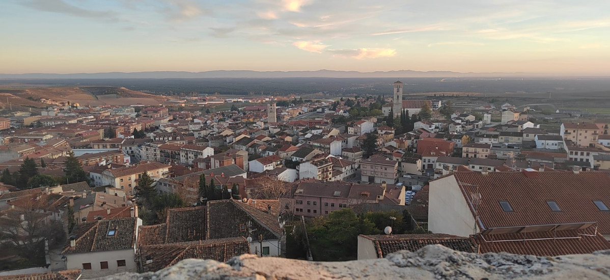 Vistas de Cuu00e9llar y del mar de pinos desde la Muralla