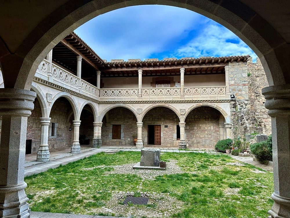 Castillo de La Adrada, Avila, patio