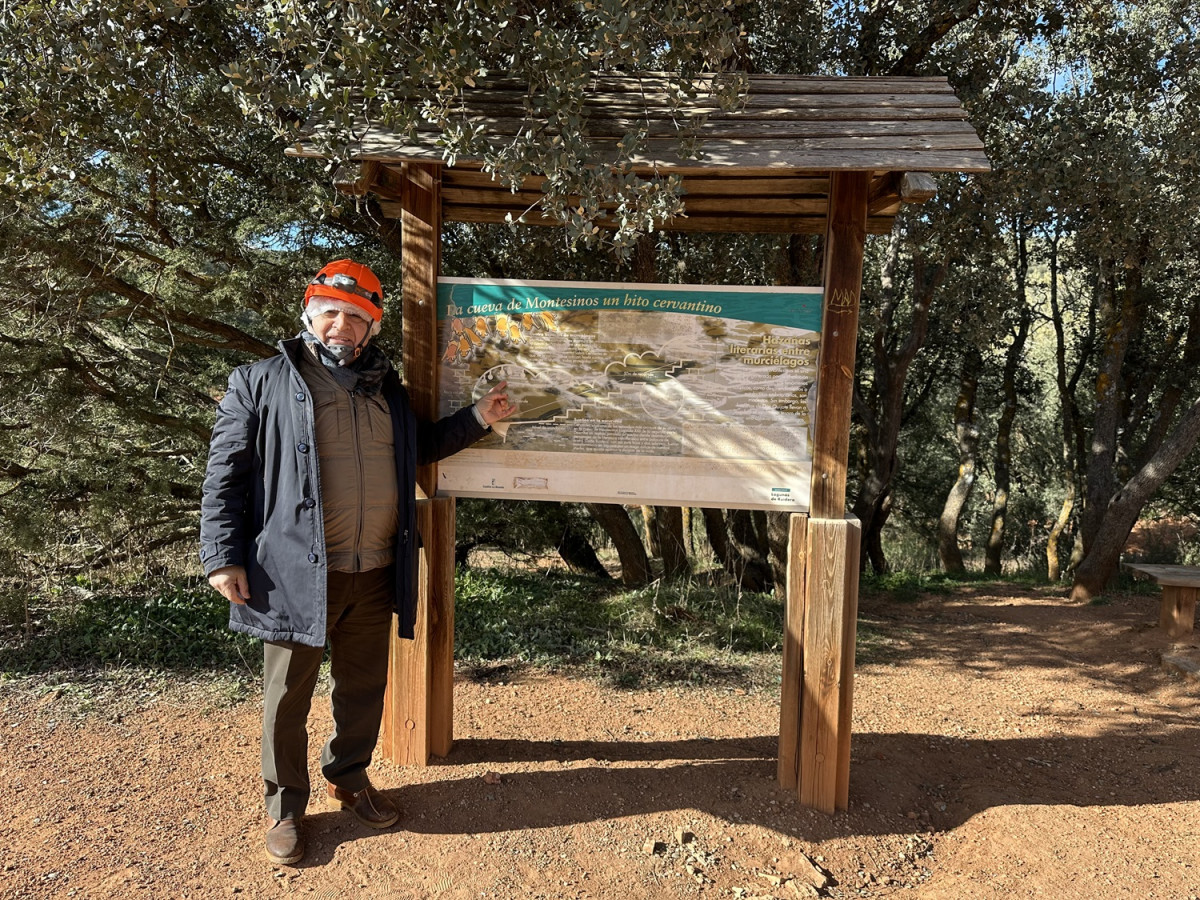 El Autor del reportaje, ante la Cueva de Montesinos