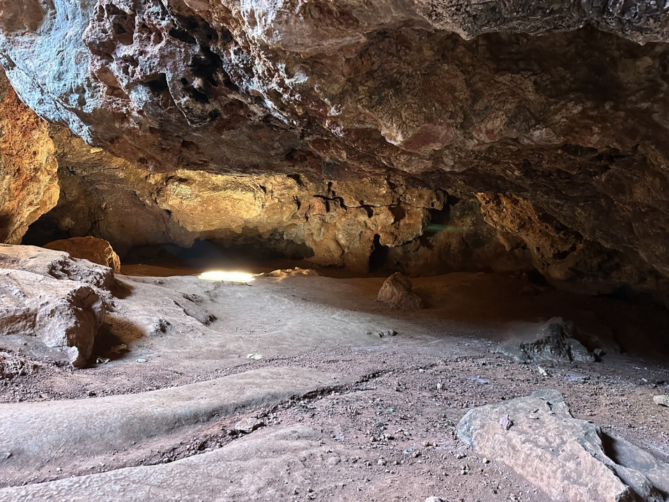 Cueva Montesinos, Sala del Umbral se sitúa a la izquierda de la entrada a la cueva