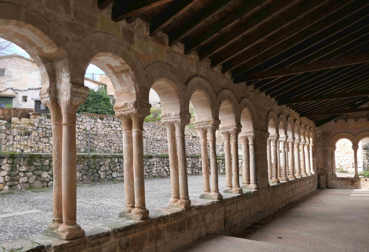 Iglesia de El Salvador, Carabiasel atrio porticado
