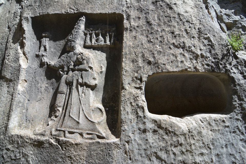 Dios Sharruma abraza al rey Tudhaliya IV   Galería B en Yazılıkaya