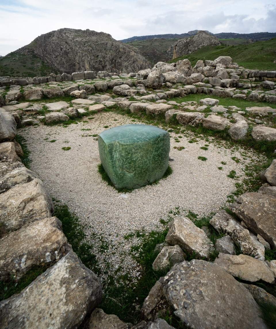 Çorum incesu Hattusha, La enigmática piedra verde del Gran Templo en la ciudad baja