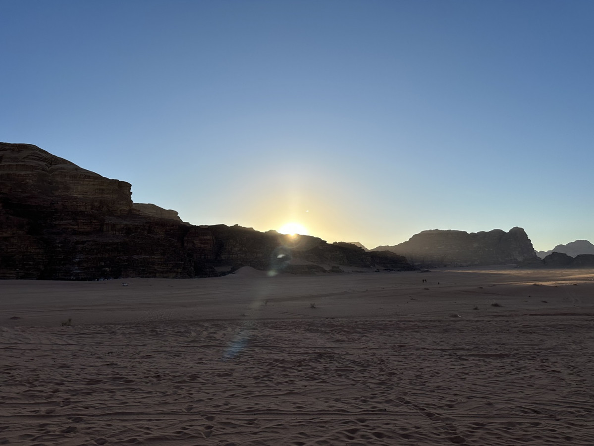 Wadi Rum, Jordania, atardecer en el desierto AAS 2024