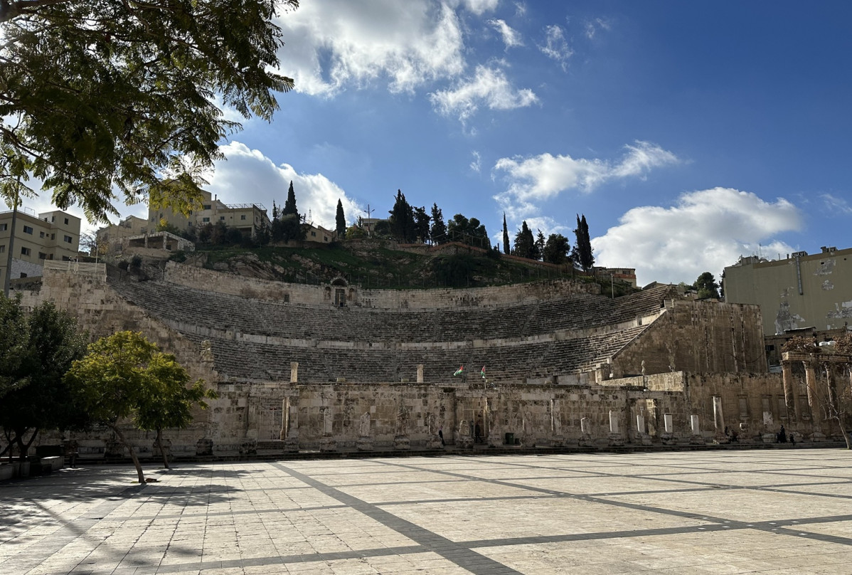 Teatro Romano de Ammu00e1n,  delante la Plaza Hassemita y a la derecha el Teatoro Odeon AAS , 130124