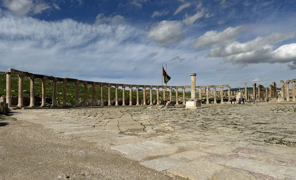 Jerash, Foro oval, está rodeado por una bella columnata de estilo jónico, @ Antón Alonso