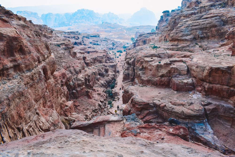 Petra Vistas del cau00f1u00f3n sobre Petra desde la cima de los 800 escalones que conducen al Monasterio