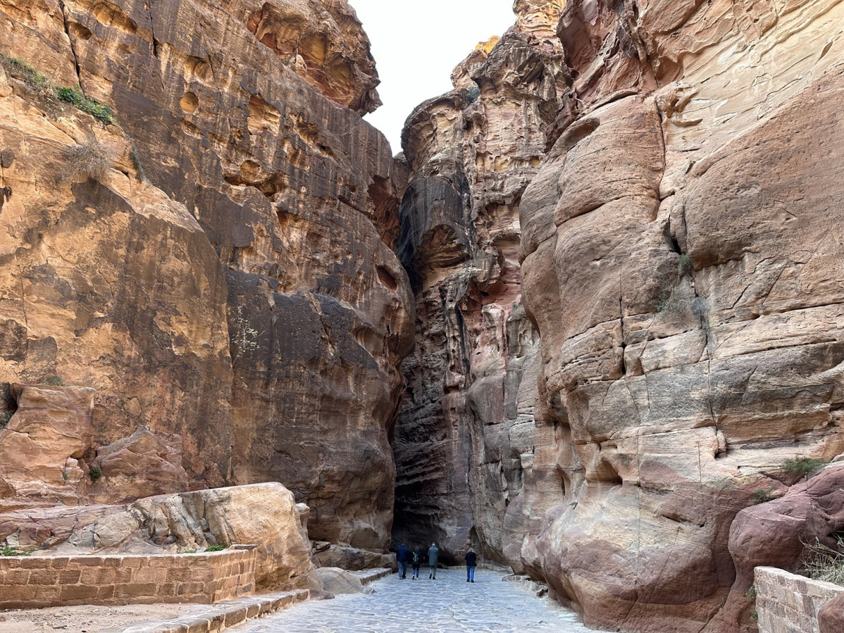Petra El largo y curvo desfiladero, comocido como Siq, que llega hasta la ciudad de Petra. IMG 6684
